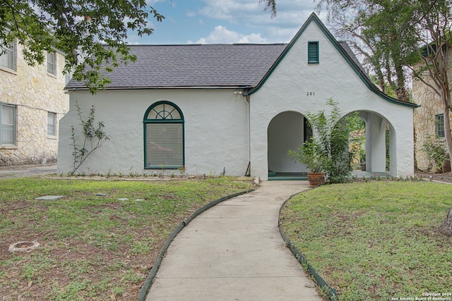 view of front facade with a front lawn