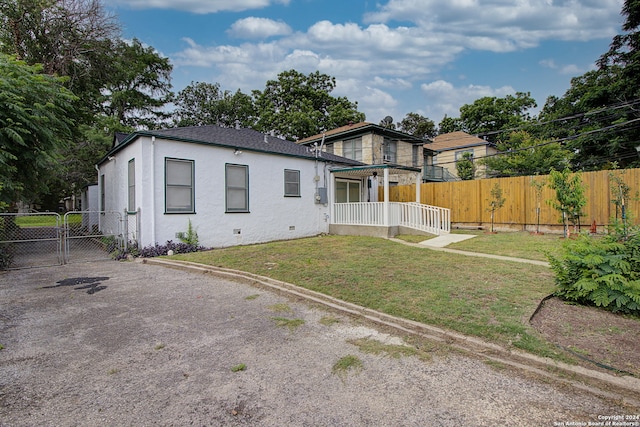 view of front facade featuring a front yard