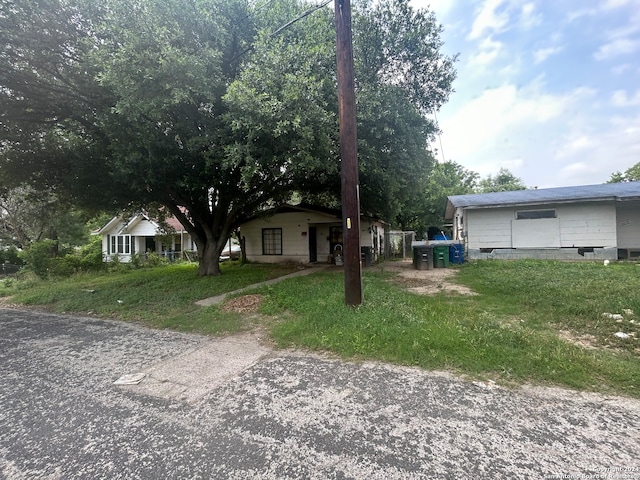 view of front of property with a front yard