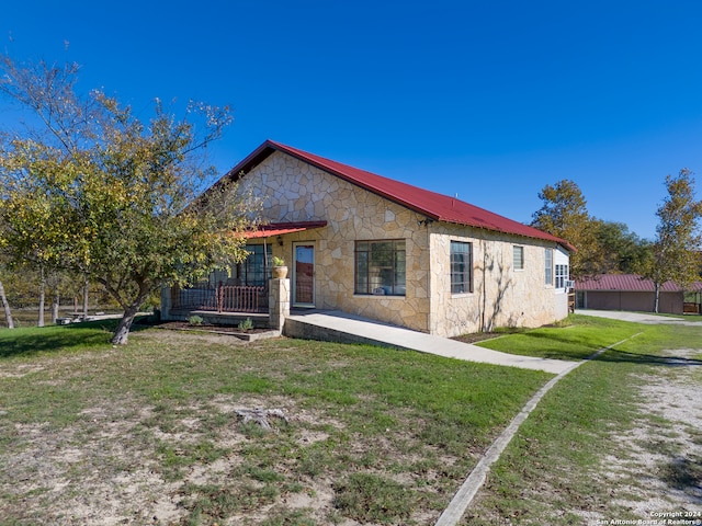 back of house featuring a lawn