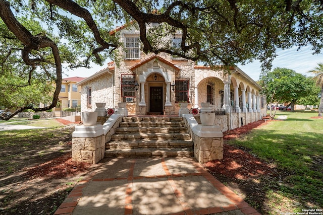 mediterranean / spanish-style house featuring a front lawn