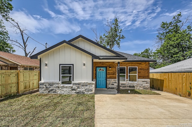 view of front of house with a front lawn