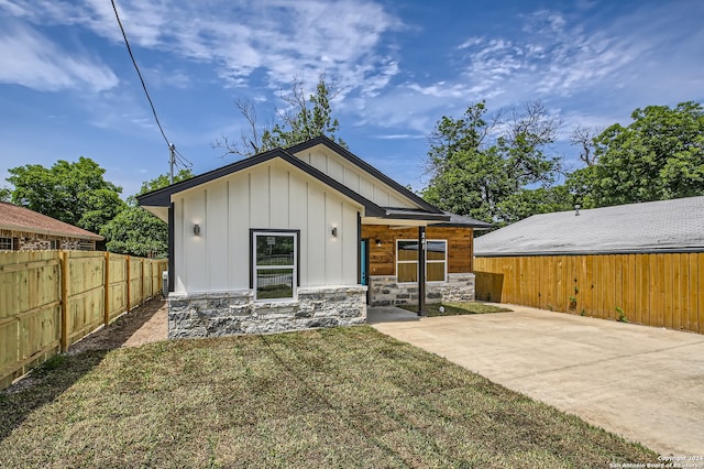 view of outdoor structure with a lawn