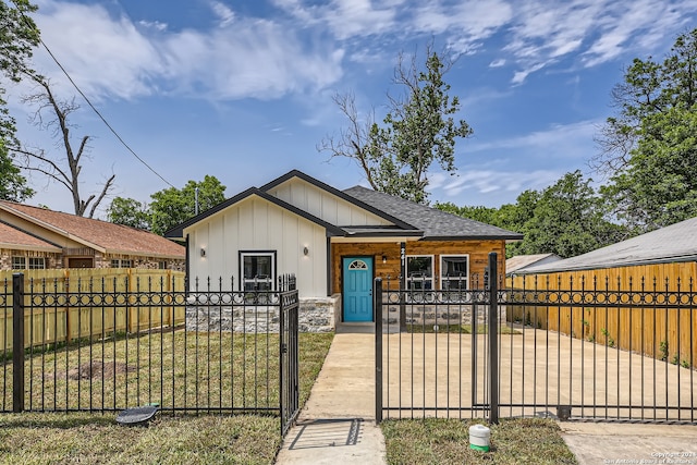 view of front of property with a front lawn