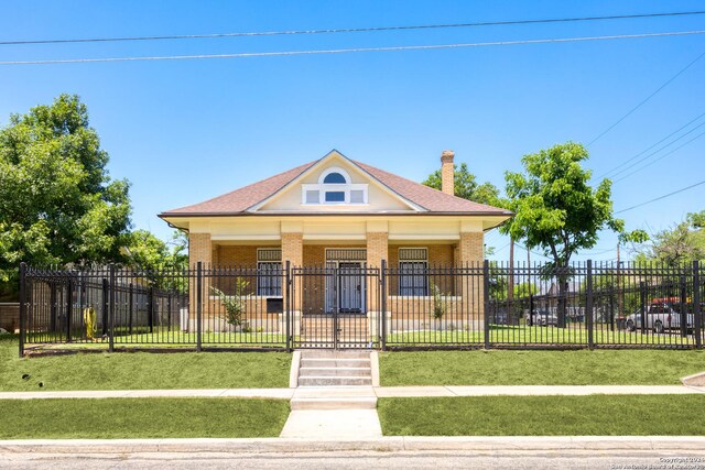 view of front of home featuring a front lawn