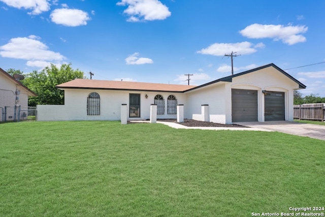 ranch-style home featuring a front lawn