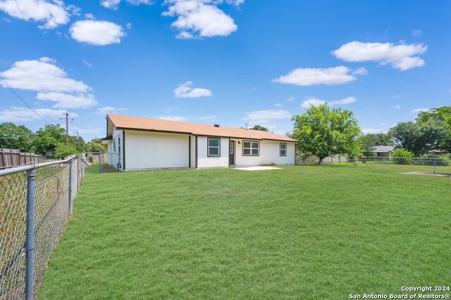 back of house featuring a lawn