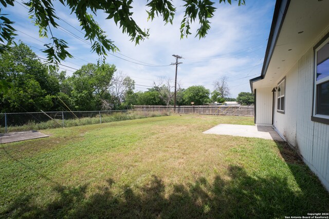 view of yard featuring a patio area