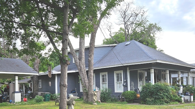 bungalow-style house featuring a front yard