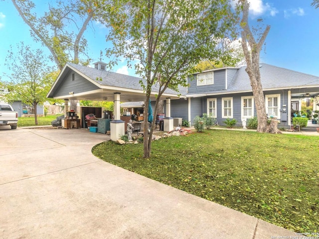 view of front facade featuring a front yard and a carport