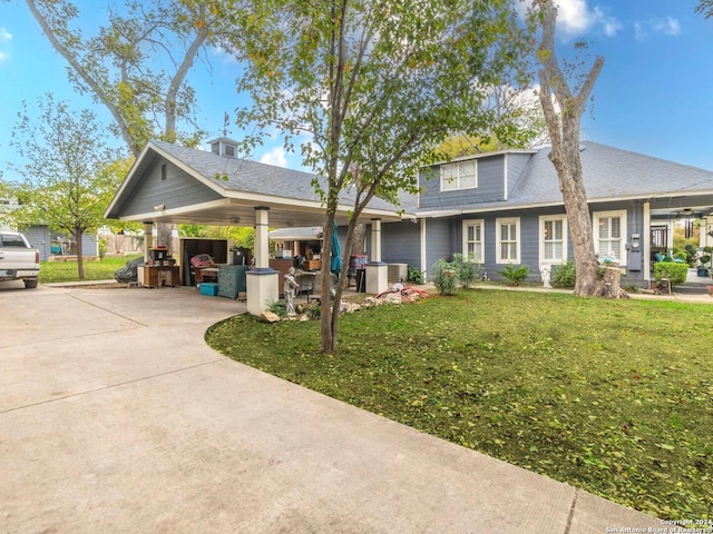 view of front of home featuring a front yard and a carport