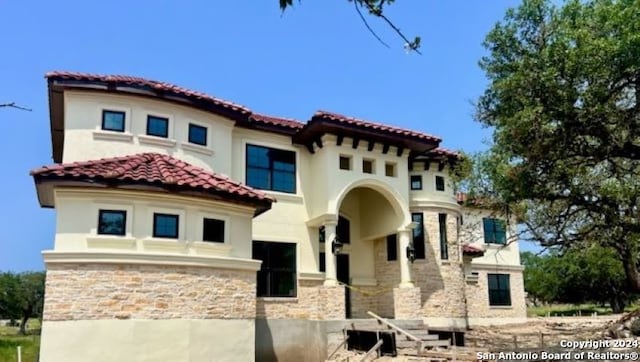 view of mediterranean / spanish-style home