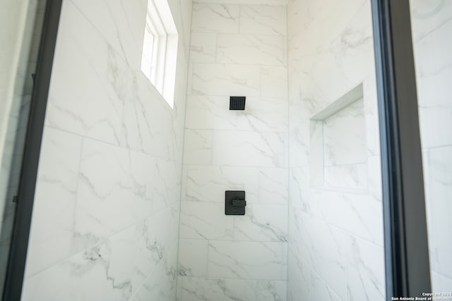 bathroom featuring a tile shower