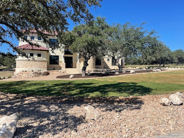 view of front of home featuring a front yard