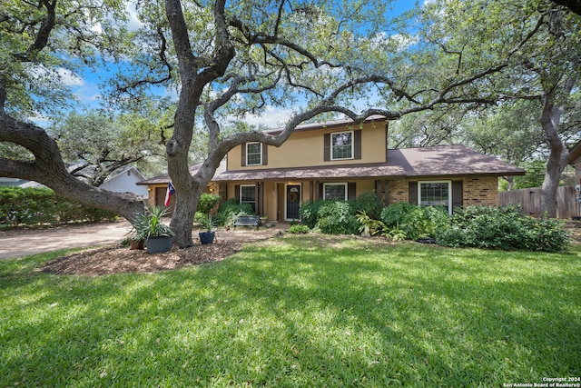 view of front of property featuring a front yard