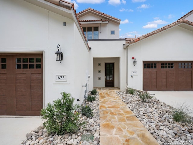 view of front of property featuring a garage