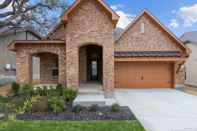 view of front facade featuring a garage