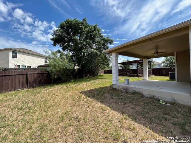 view of yard featuring a patio area