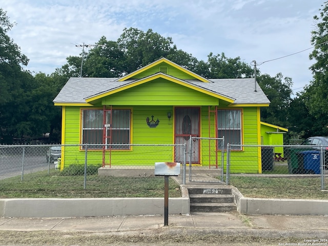 bungalow-style home featuring a front lawn