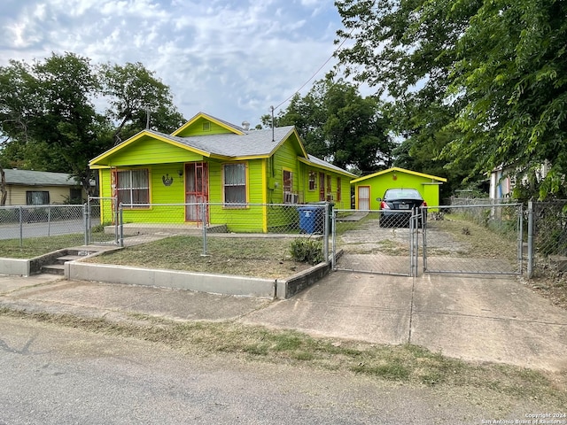 view of front facade with a front lawn