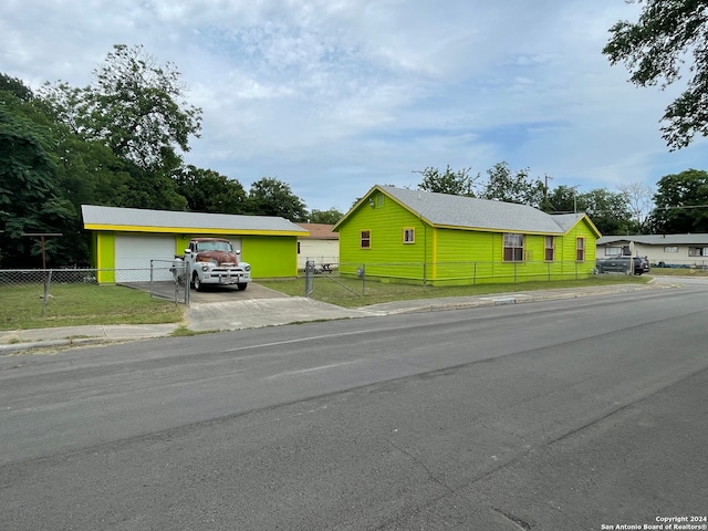 view of front of property with a front yard