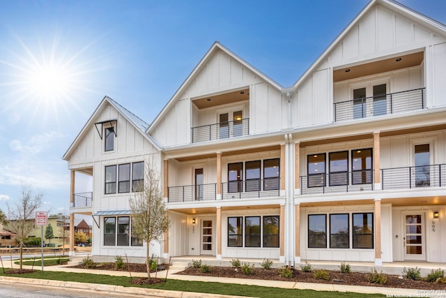 view of modern farmhouse style home