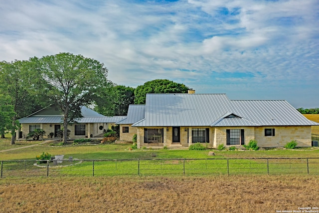 single story home featuring a front lawn