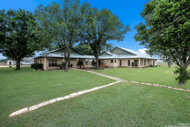 view of front of property featuring a front yard