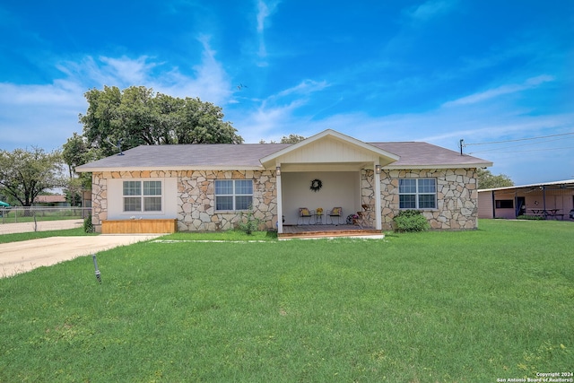 ranch-style house featuring a front yard