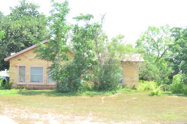 view of front of property featuring a front lawn