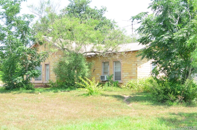 view of front facade with a front yard