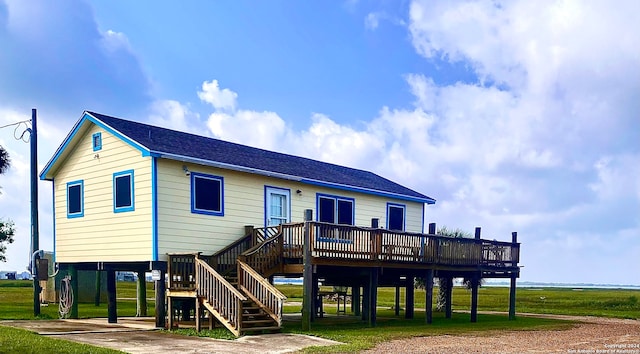 view of front of property featuring a deck and a front yard