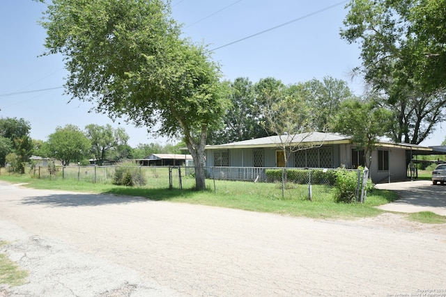 view of front of home featuring a front lawn