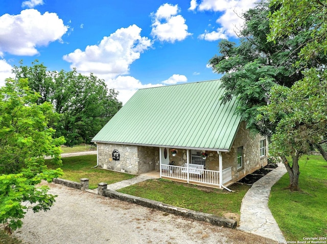 view of front facade featuring a front yard and a porch