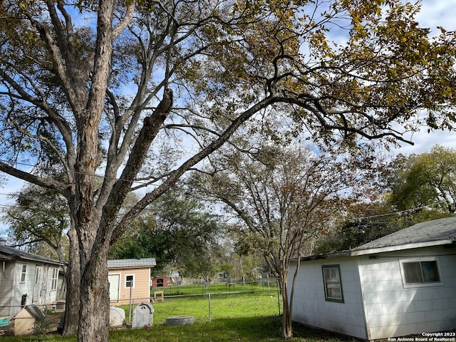 view of yard featuring an outdoor structure