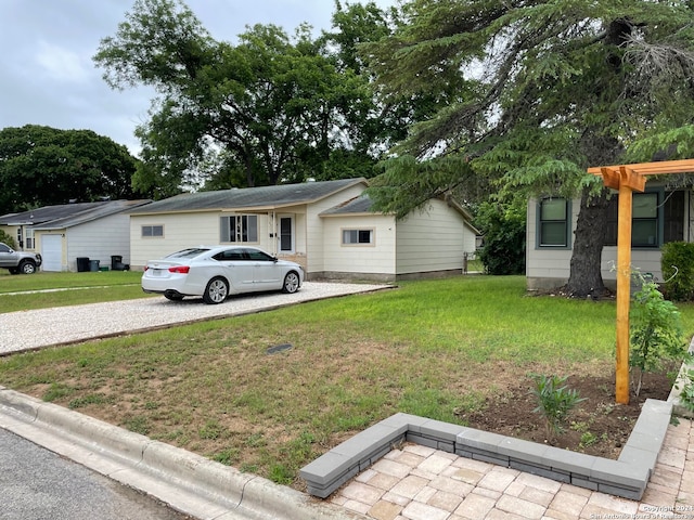 view of front of home featuring a front yard