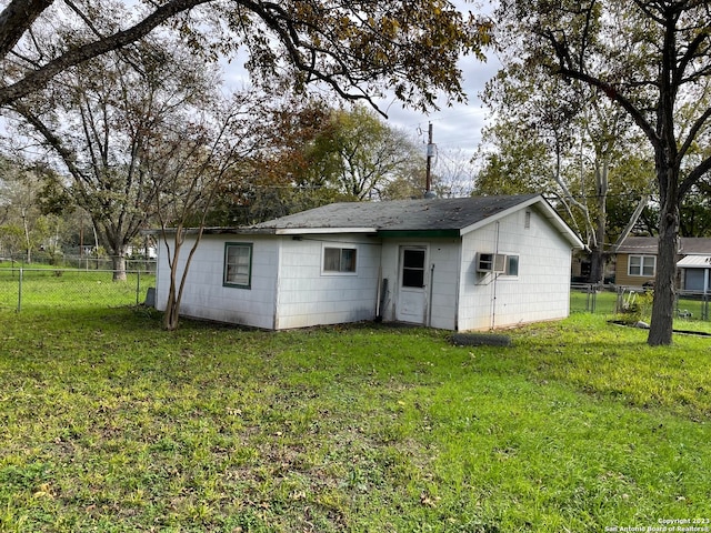 back of house featuring a yard