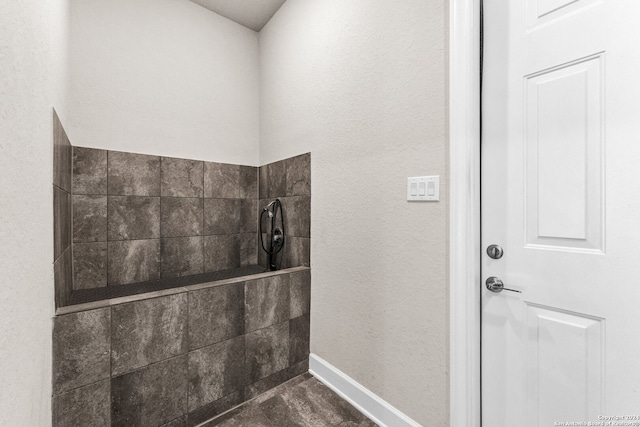 bathroom featuring a tile shower