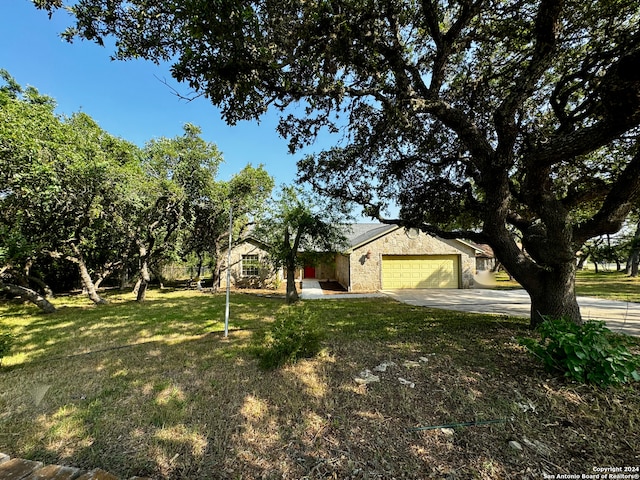 view of yard with a garage