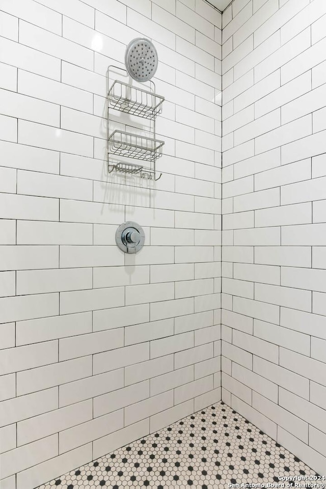 bathroom featuring a tile shower