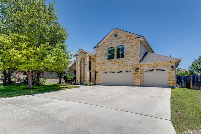 view of front of house featuring a front lawn