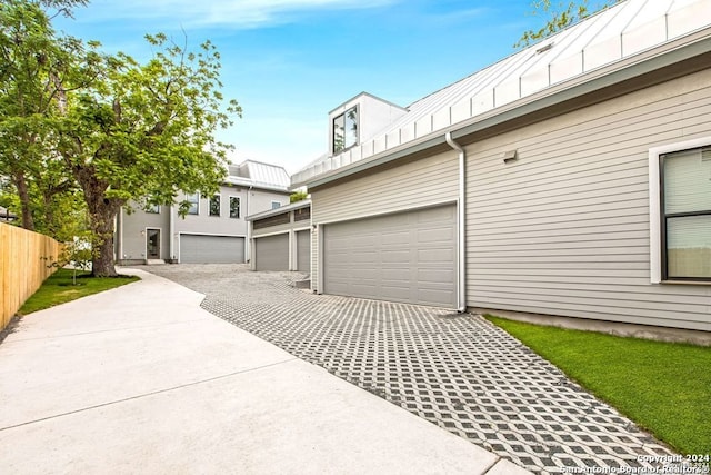 view of front facade featuring a garage