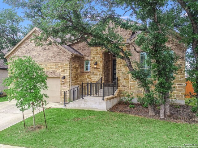 view of front of home featuring a front yard and a garage