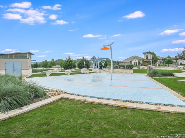 view of property's community featuring a lawn