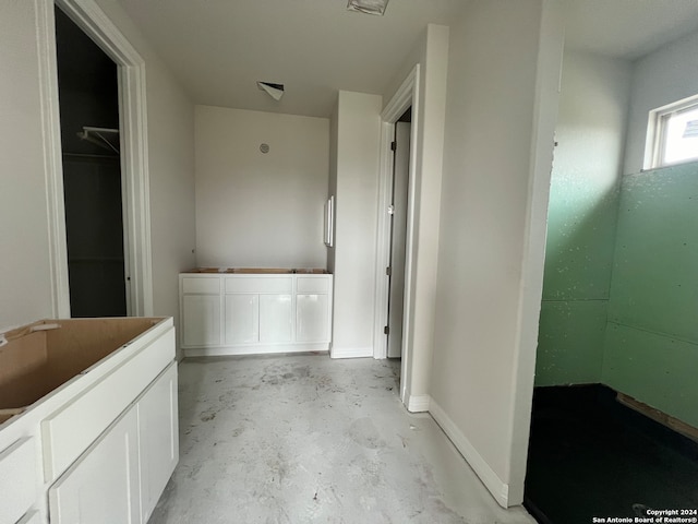 bathroom featuring concrete floors