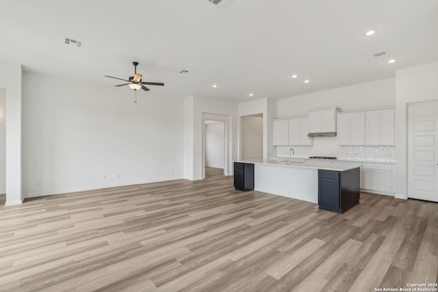 kitchen featuring sink, white cabinetry, light hardwood / wood-style flooring, a center island with sink, and ceiling fan