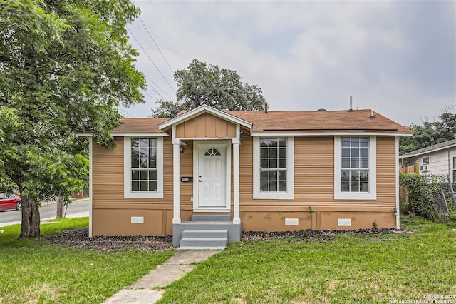 view of front of property with a front yard