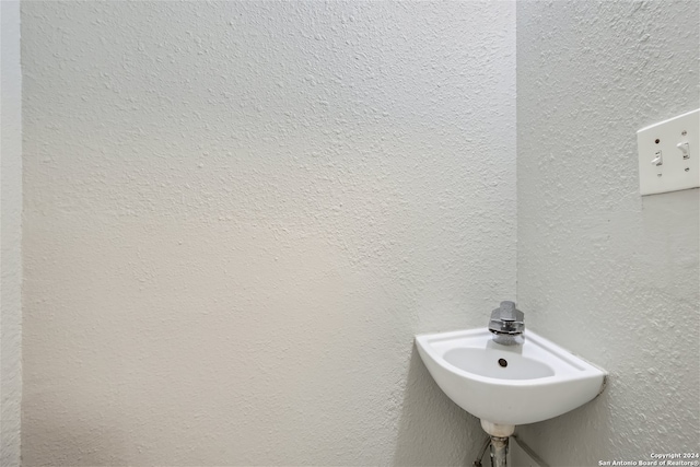 bathroom featuring sink