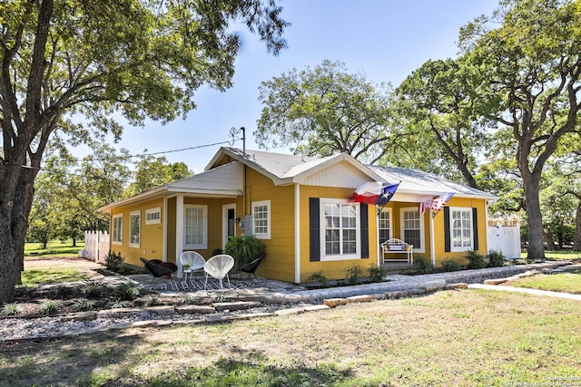 view of front of property with a front lawn