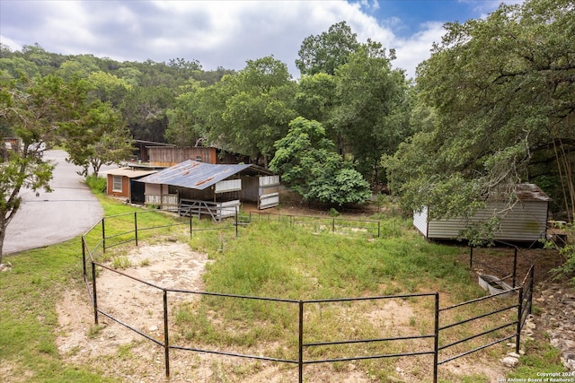 view of yard featuring an outdoor structure